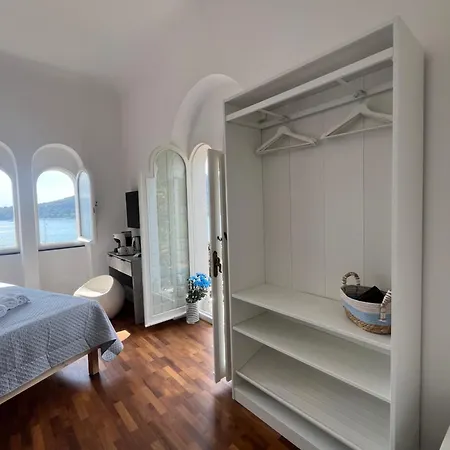 Le Finestre Veneris Guest house *